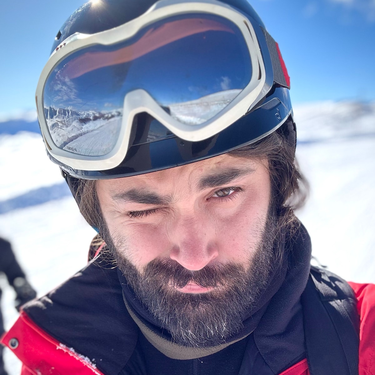 Dario sulla neve, nella foto del suo profilo Airbnb