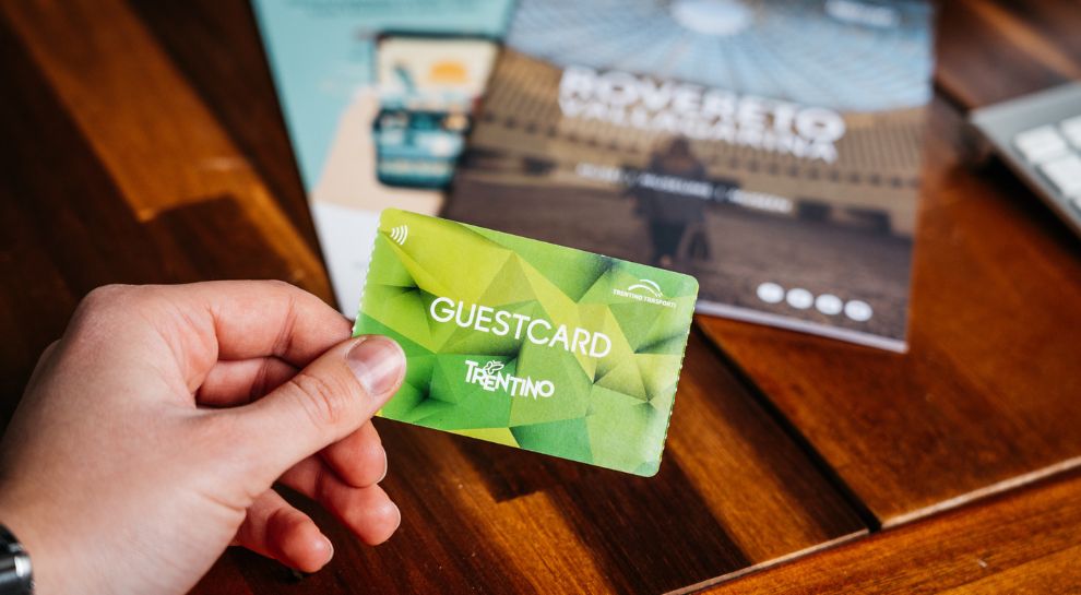 La Trentino Guest Card verde, fotografata in mano a un ospite